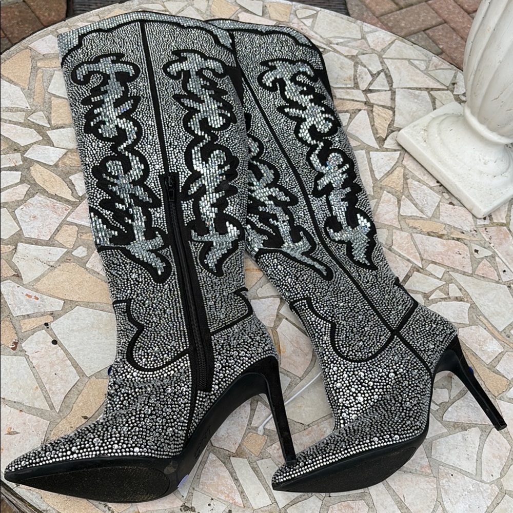 Stunning sparkly and spicy 🌶️ yet oh so Elegant Black and Silver Women's Boots
